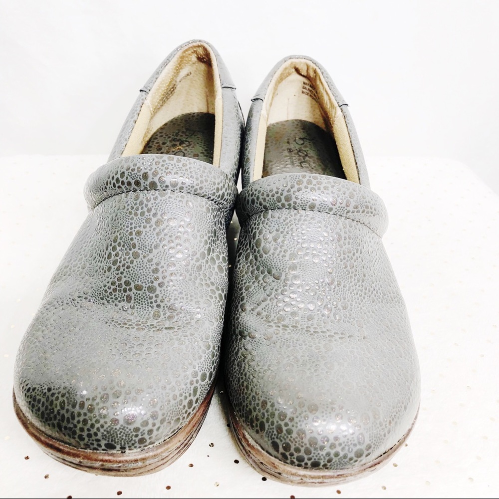 Born BOC Nurse Clogs Pebbled Gray Size 9   TU3